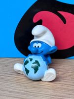 Baby Schlumpf mit Weltkugel