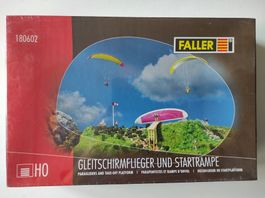 Gleitschirmflieger und Startrampel, Bausatz von Faller H0