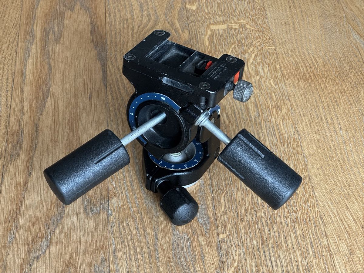 Manfrotto Treppiedi & Teste: Manfrotto 329 Stativkopf – Usato da Zürich venduto da Andrejzzz