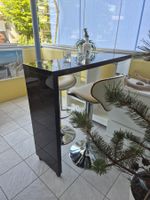 Bar mit beweglichem Obertisch und zwei Barhocker im Set