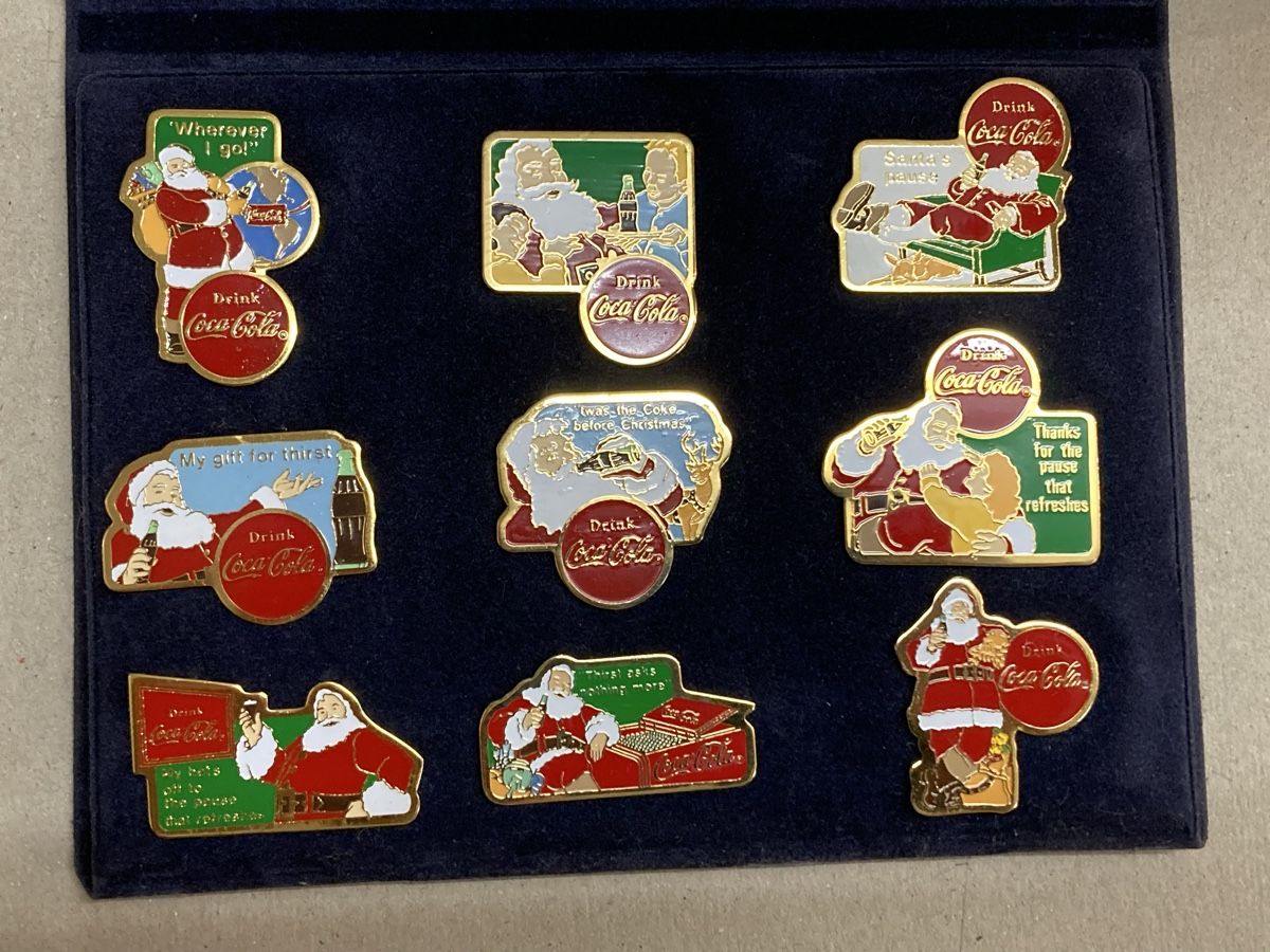 Spille & Fermagli: Coca Cola Sammel Set. Pins Neu  – Nuovo e nell'imballaggio originale da Boll venduto da Jopp1