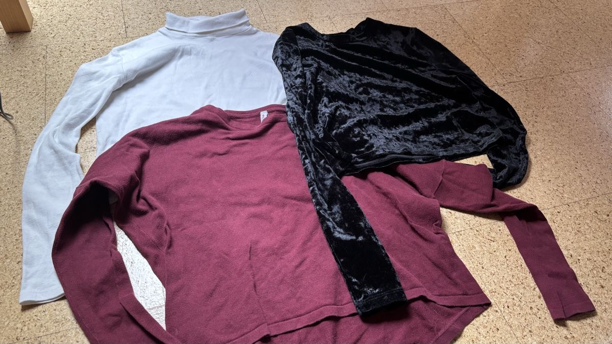 Lotti di vestiti: Kleiderpaket: drei dünne cropped Pullover – Usato da Roggwil BE venduto da R..