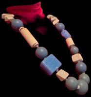 Collier fantaisie en bois et pierres tons pastels
