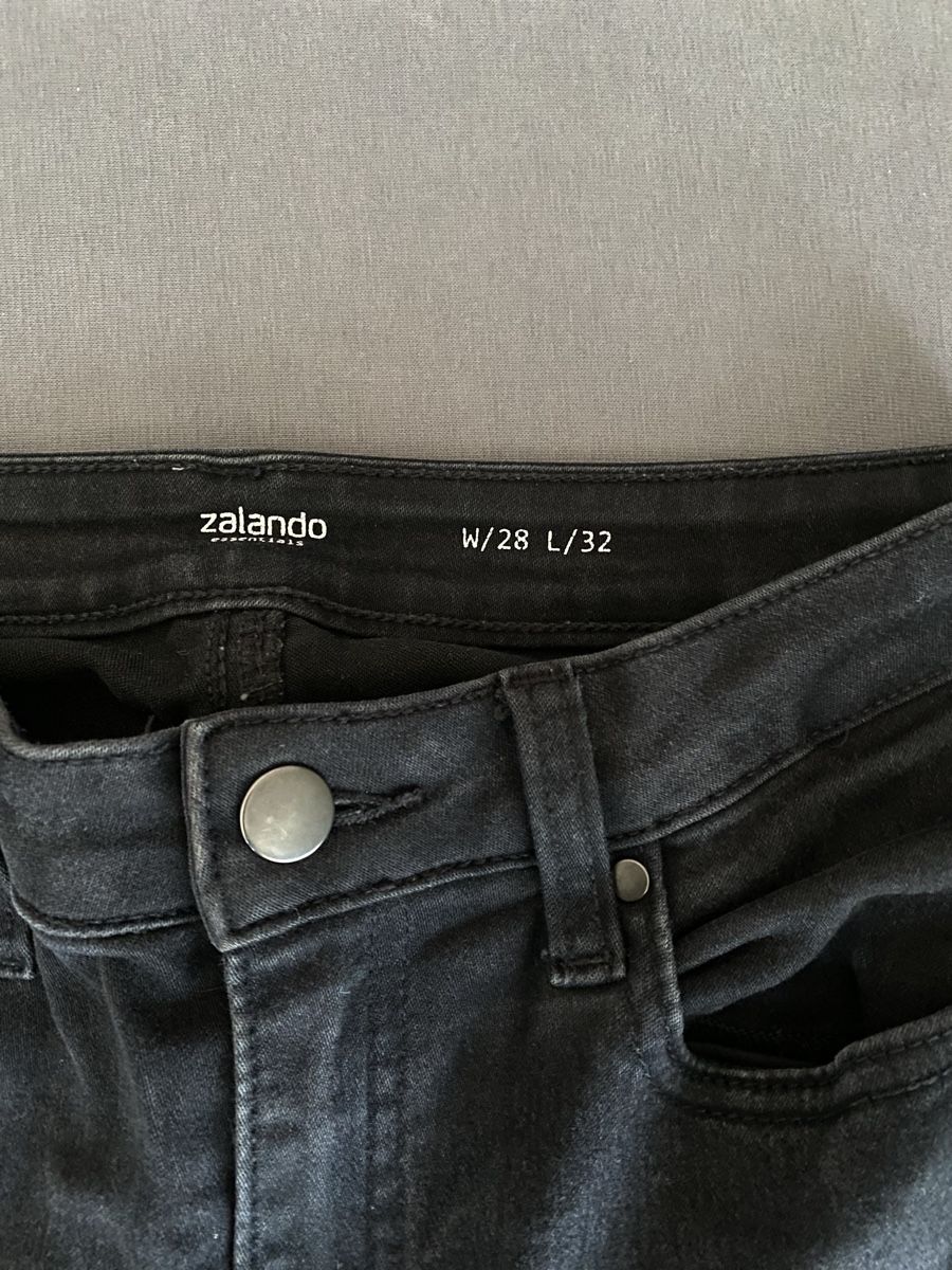 Jeans: schwarze Jeans – Usato da Huttwil venduto da mandala123 2