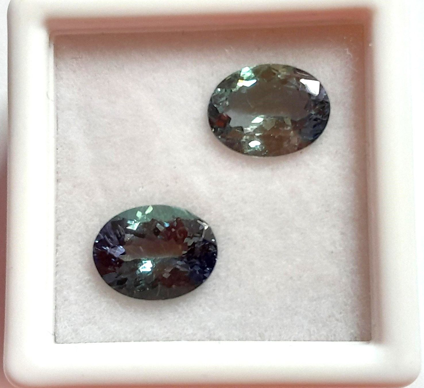 Pietre preziose: 2x Tanzanites 2.32 ct - CERTIFICAT 665.- Fr. – Nuovo (secondo la descrizione) da Grimisuat venduto da Valgem