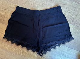 Kurze Hose mit Spitze