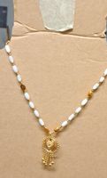 Elegante Goldkette mit weissen Glasperlen, neuwertig