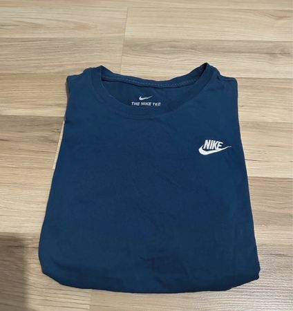 T-shirt Nike bleu marine, taille M, parfait pour l'été