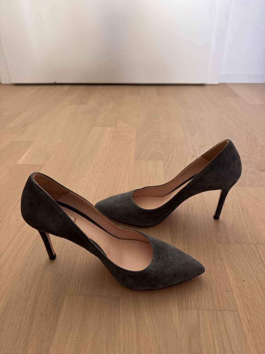 Furla Scarpe da donna: Furla Pumps Size 36 1/2 grey sued – Usato da Dübendorf venduto da ClaraS. 1