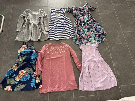 Mädchen Kleider 9 Stück Grösse 122 Guter Zustand