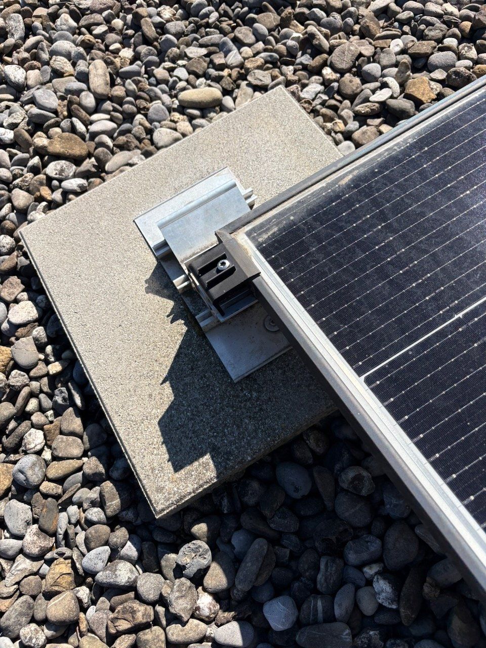 Altro per Ottica: PV-Modul-Ständer mit Gartenplatten, Klemmen und Windabweiser – Usato da Bolligen venduto da Noetzel79 1