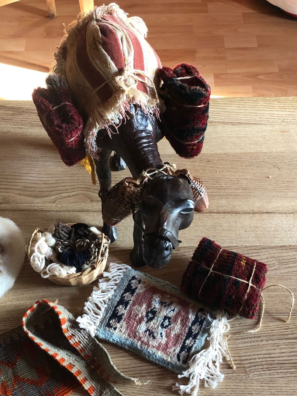 Statuette: Kamel aus Leder zu Schwarzenberger Krippenfiguren – Usato da Röschenz venduto da Tashroal 1