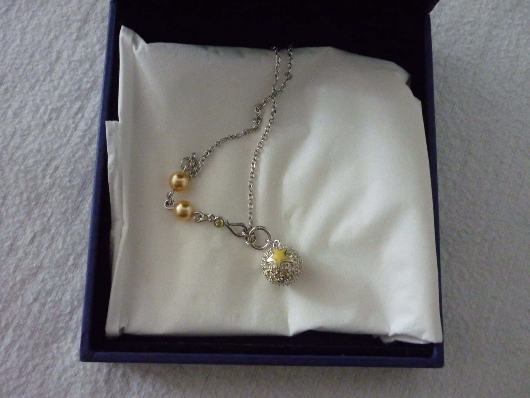 Swarovski Ketten: Swarovski Halskette Kugel mit Stern – Gebraucht aus Vaduz von red94angel