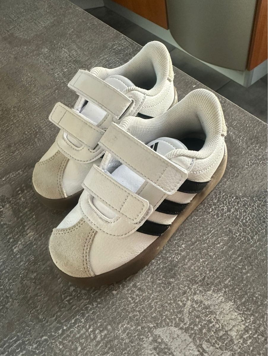 Adidas Chaussures garçon: Baskets Adidas enfants T24 – Neuf (Voir description) à Courroux par Lucie-lune88