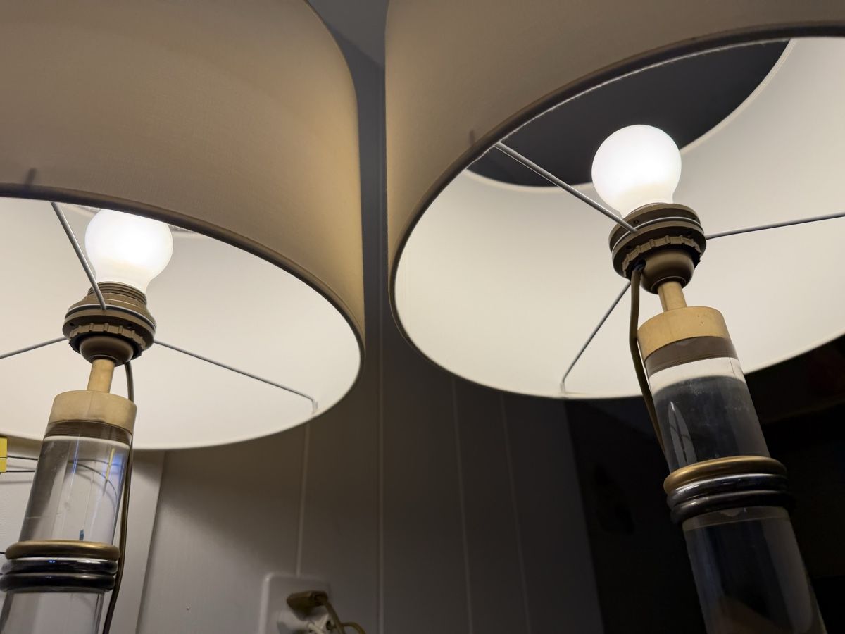 Lampade: 2 Stehlampen Acrylglas / Messing Vintage – Usato da Konolfingen venduto da petzipetz 9