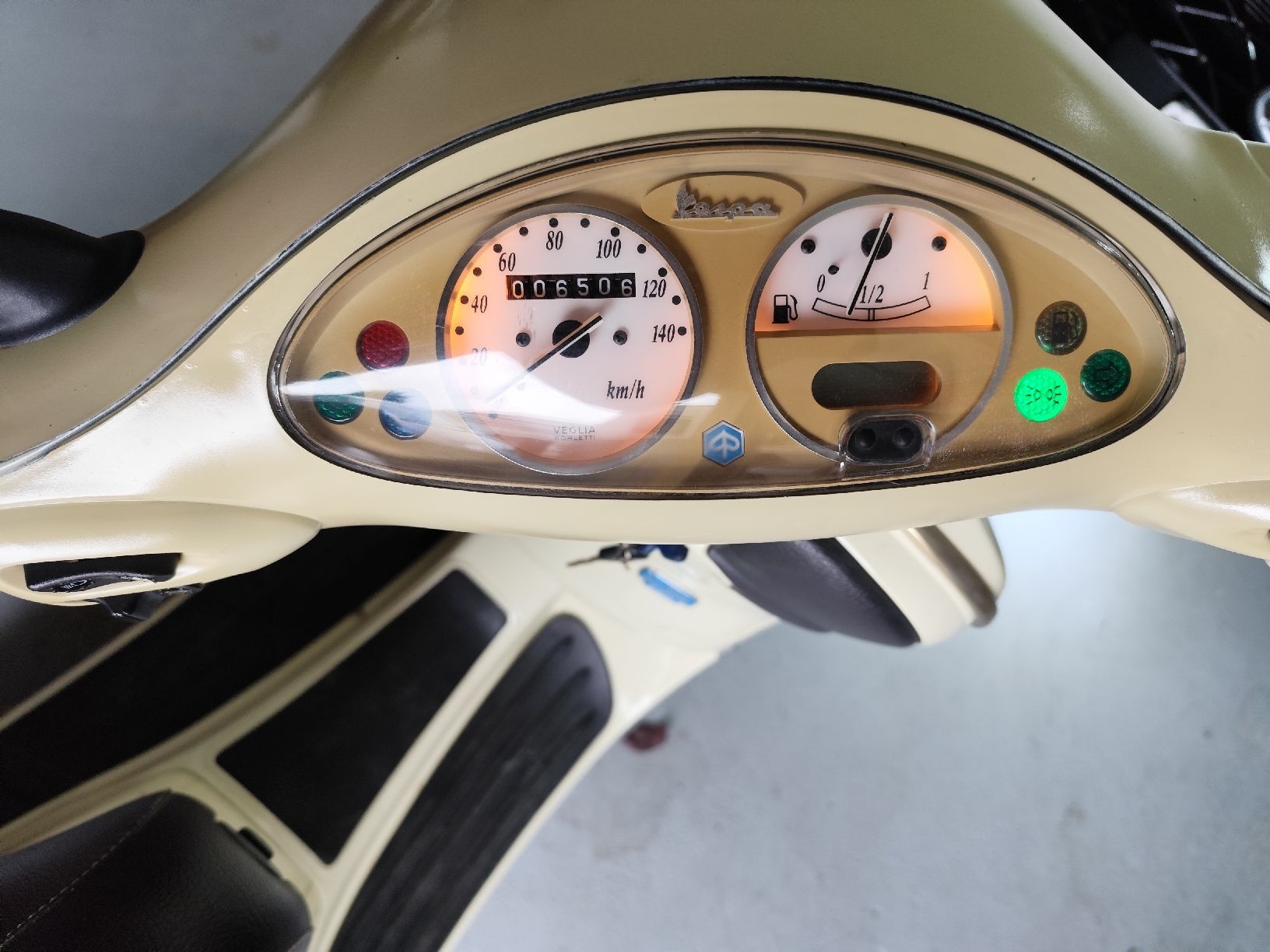 Piaggio Scooter: Top Piaggio Vespa Roller,beige,Topcase,6'550 – Usato da Metzerlen venduto da Susii80 3