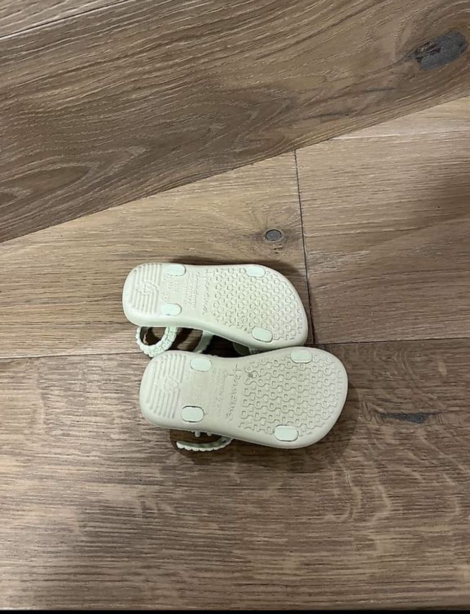 Scarpe per ragazzi: Sandalen mit Kirschen Gr. 17/18 – Usato da Lotzwil venduto da iam_29f9 1