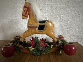 nostalgisches Schaukelpferd aus Holz mit Kerzenhalter