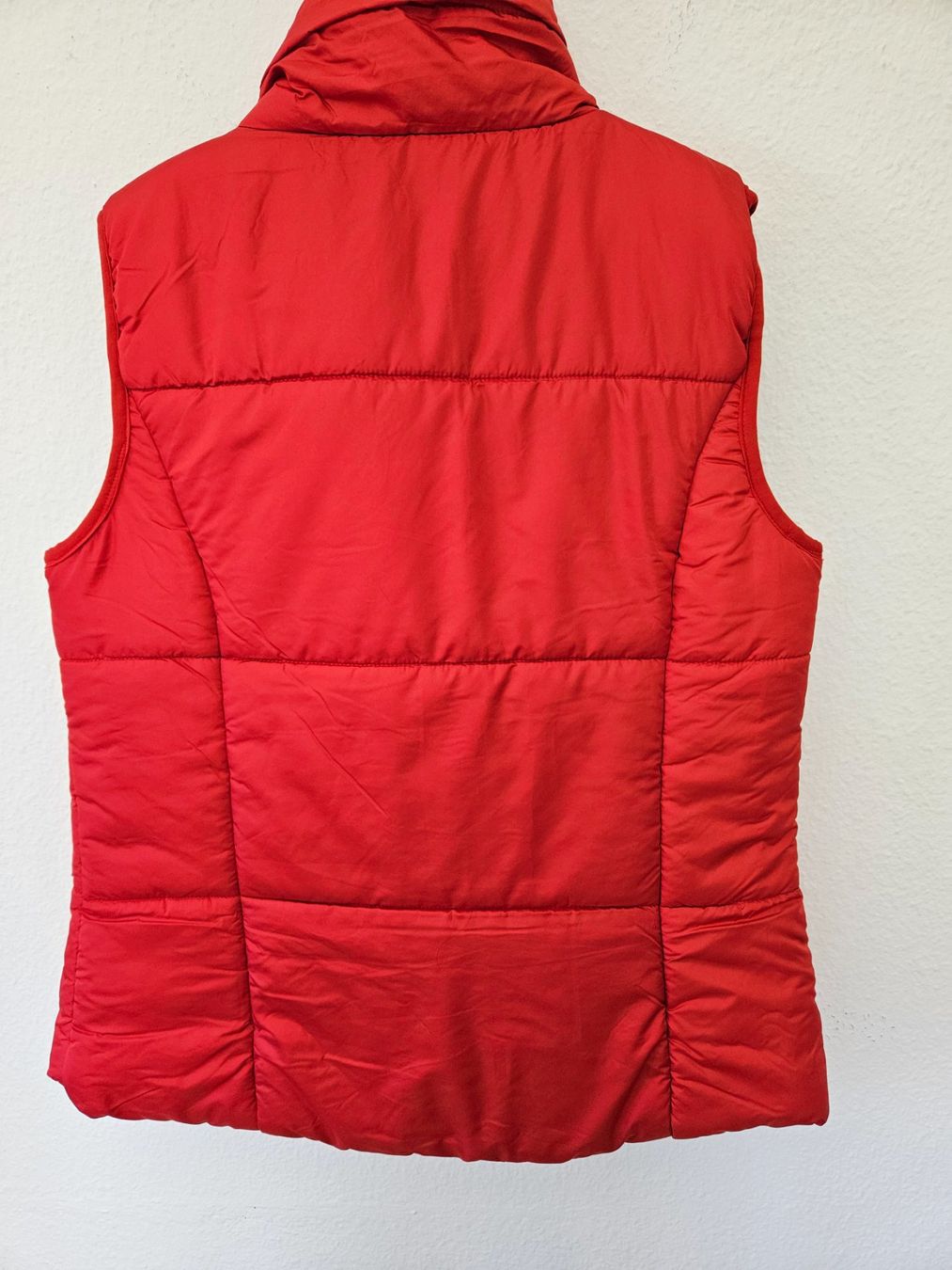 Gilets & Westen: Rote Steppweste cool vintage Gr.40 everme – Gebraucht aus Wohlen AG von Colina 1