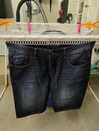 Shorts / Kurze Hosen Grösse 44 dunkler Denim-Stoff