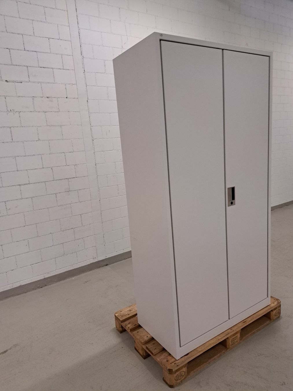 Lista Schränke: Kleiderschrank Lista Farbe grau – Gebraucht aus Embrach von lichttechnik 8