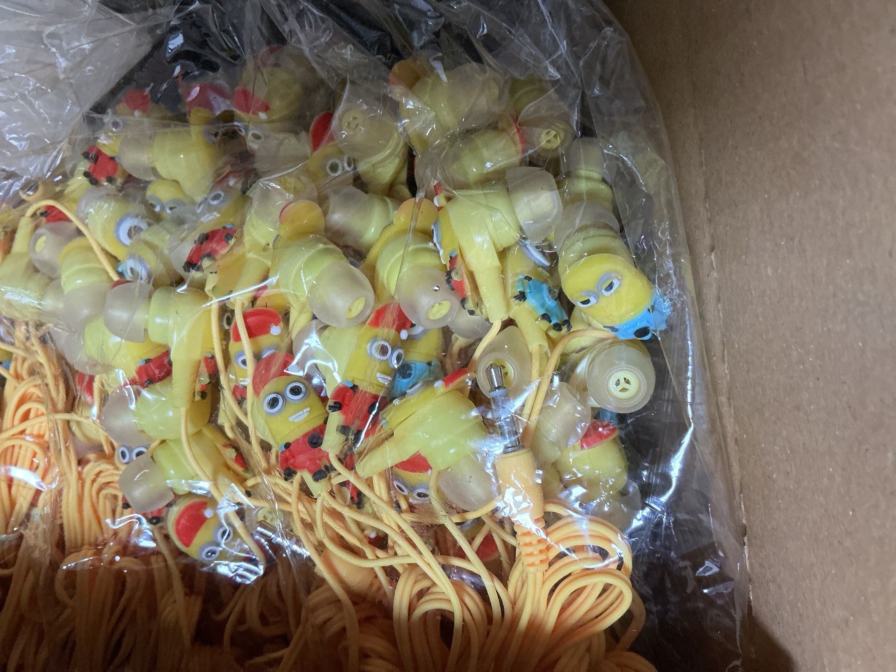 Giocattoli: 98 écouteurs mignons en liquidation – Nuovo e nell'imballaggio originale da Lausanne venduto da topthai