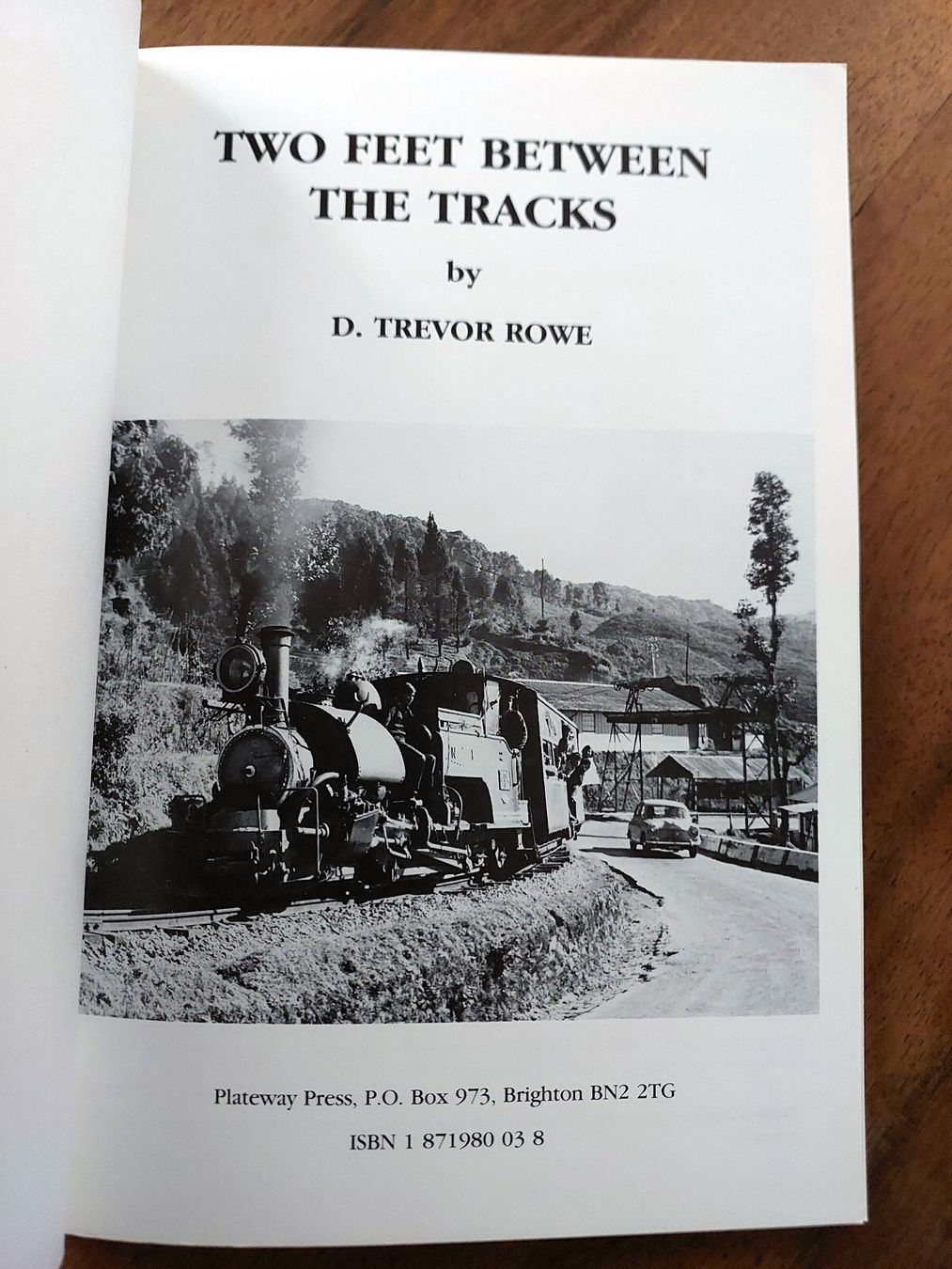 Libri: Two Feet Between The Tracks - D. Trevor Rowe – Usato da Schönenwerd venduto da Steidi 1