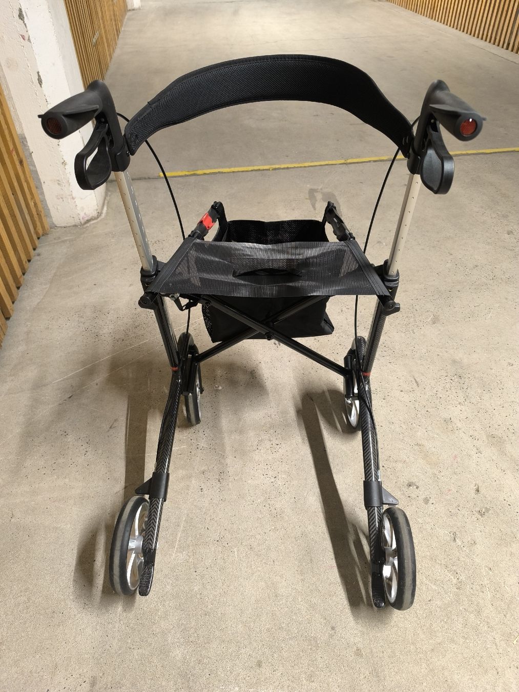 Aides à la marche: Rollator aus Carbon Athlon SL birkenrot – D'occasion à Allschwil par BezoBezo 3