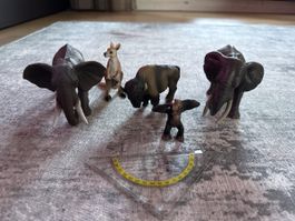 Tierfiguren Set Elefanten Känguru Bison Schimpanse gebraucht