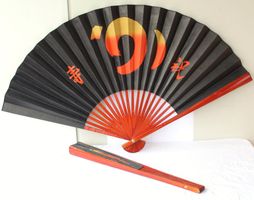 2 chinesische Fächer Schriftzeichen Seidenkarton 120cm breit