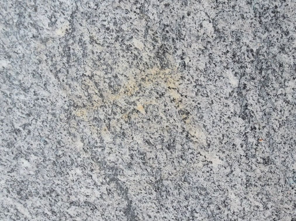 Set di tavolo e panche: Granit Gartentisch mit 6 Stühlen – Usato da Adlikon venduto da NoeliaMina 1