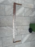 Zweihandsäge mit Holzgriffen alt rostig