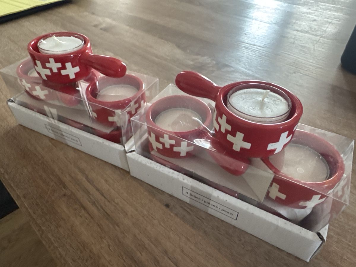 Bougeoirs: Teelichthalter mit Schweizer Kreuz rot 10 stk. – Neuf avec emballage d'origine à Spiez par chri-ga