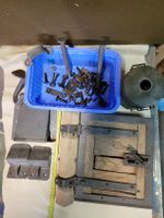 Diverse Metallobjekte von einer Alten Militärkutsche