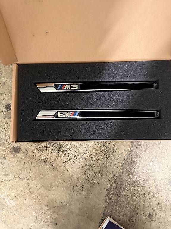 BMW Tutti pezzi di ricambio auto: BMW M3 E92 E90 E93 Seitenblinkerverkleidung – Usato da Zollikon venduto da gaeng4665 1
