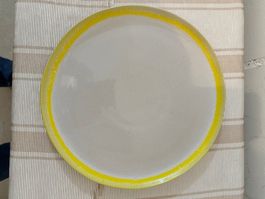 6 Keramikteller mit gelbem Rand, 3 Schalen