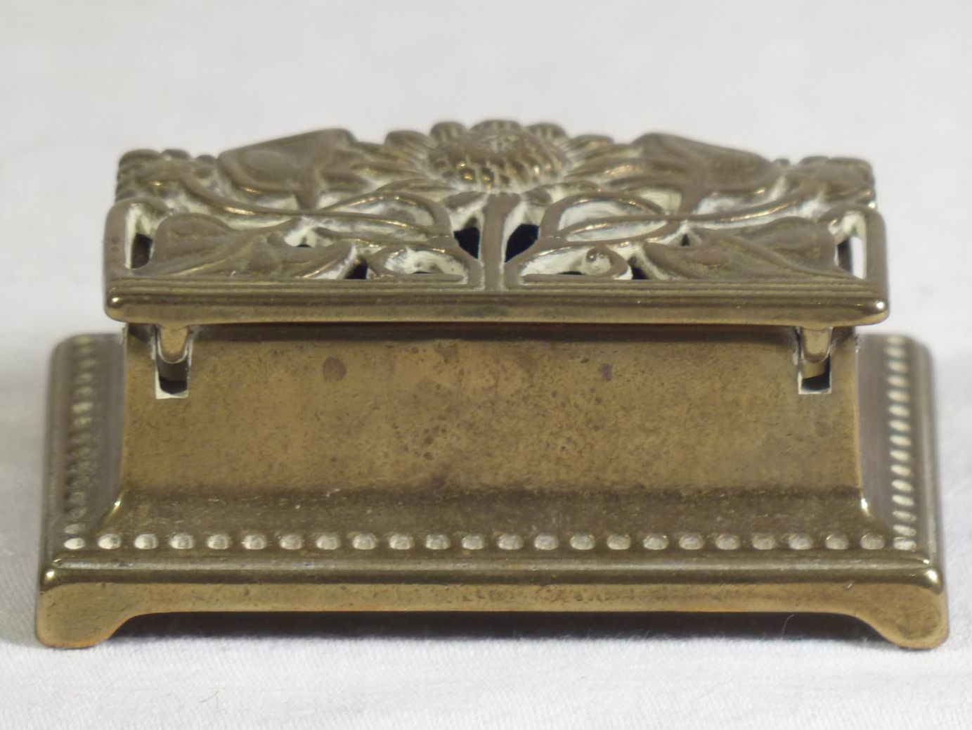 Tutte le decorazioni: Briefmarkenspender mit Jugendstil Sonnenblumen Dekor – Usato da Zürich venduto da botschinski 3