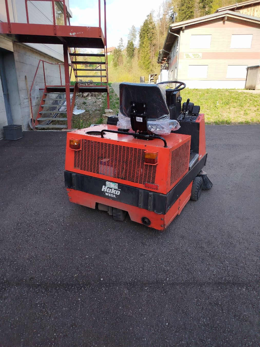 Hako Tutte le macchine: Wischmaschine Hako Jonas 1100 – Usato da Weier im Emmental venduto da Teedu 2