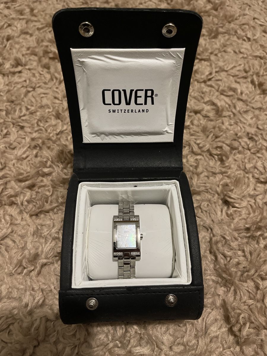 Uhren: Elegante Cover Damenuhr mit Box – Gebraucht aus Unterkulm von AnoliOccasion