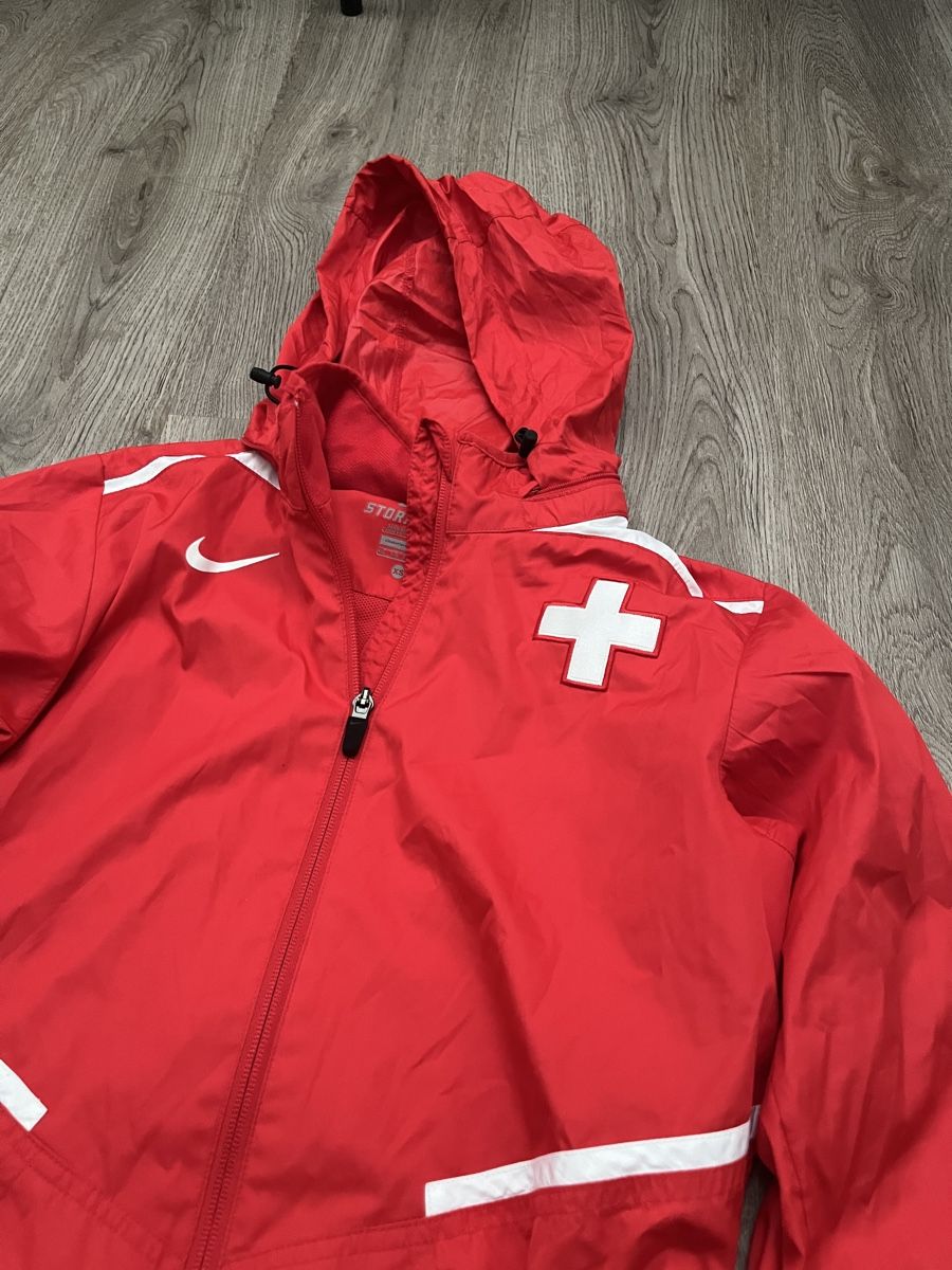 Nike Vestes: Nike Storm-FIT Damen Training Jacke – D'occasion à Reinach BL par Wasser20052011 2