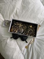 Schmuckschatulle voll mit Schmuck (Ohrringe, Ringe, Ketten…)