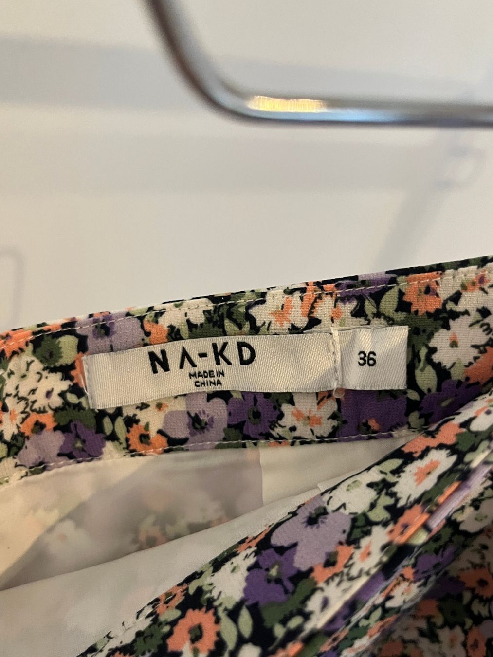 Na-kd Gonne: Jupe NA-KD, Motifs fleurs – Usato da Savagnier venduto da taianab 4