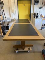 Holztisch mit schwarzen Einlagen Grösse 240x91cm.