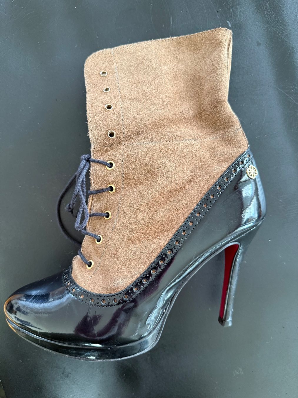 Scarpe da donna: Paire de Bottines vernis et daim – Usato da Vernier venduto da ley_yqh9 6