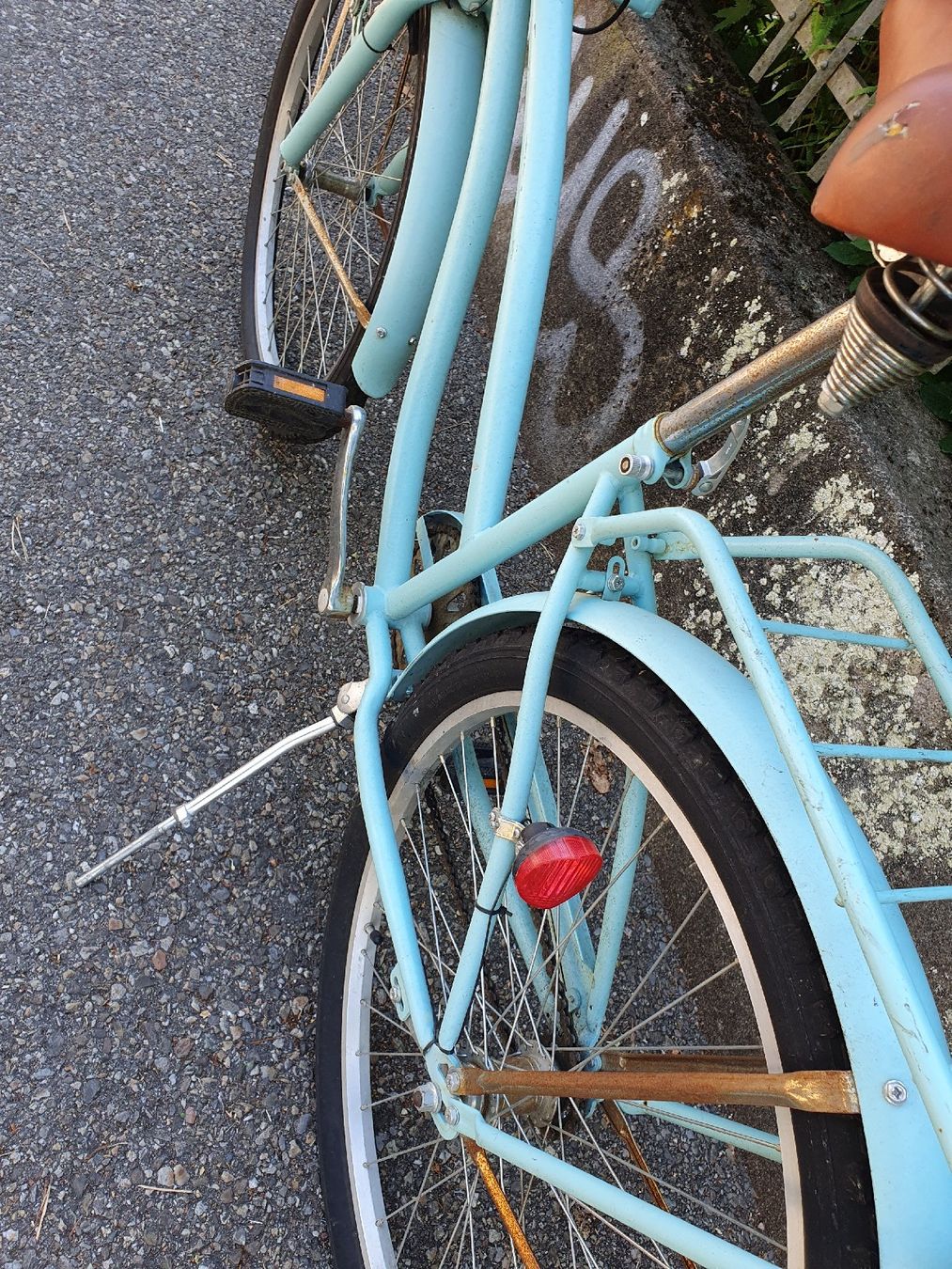 Vélos: Damenvelo hellblau mit Transportkiste – D'occasion à Burgdorf par mentalshopCH 6