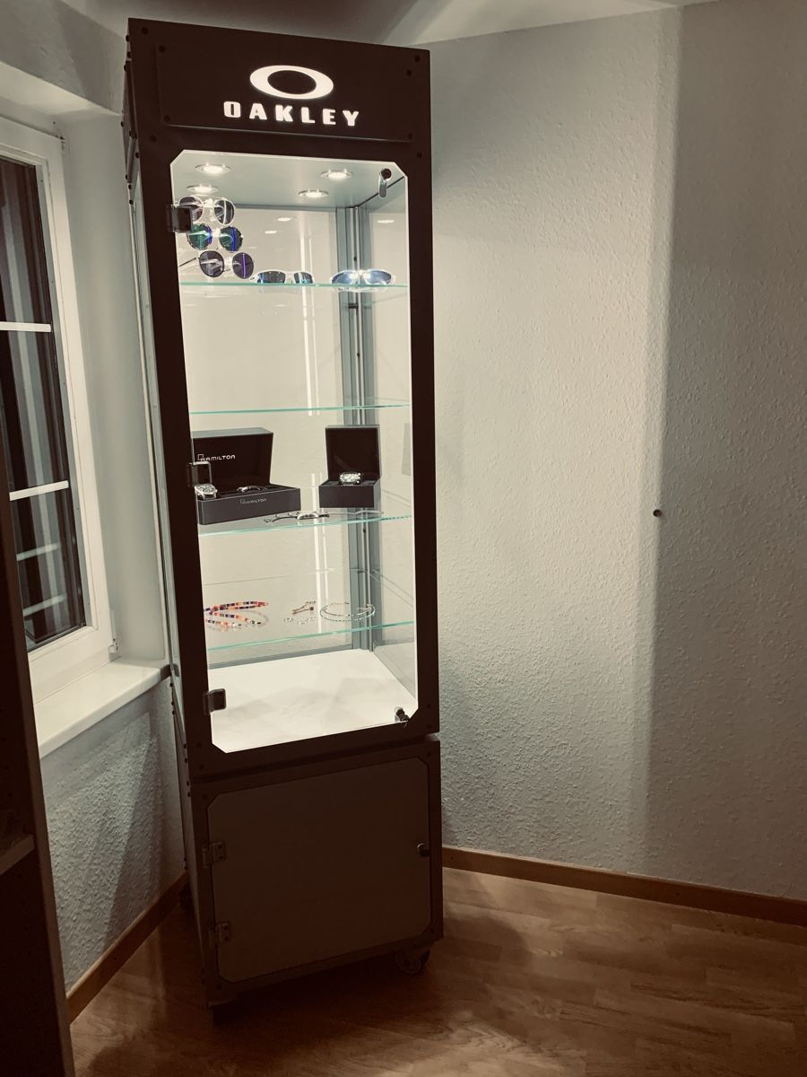 Vitrines: Oakley Vitrine  – D'occasion à Gersau par M_A_C_o_n_e