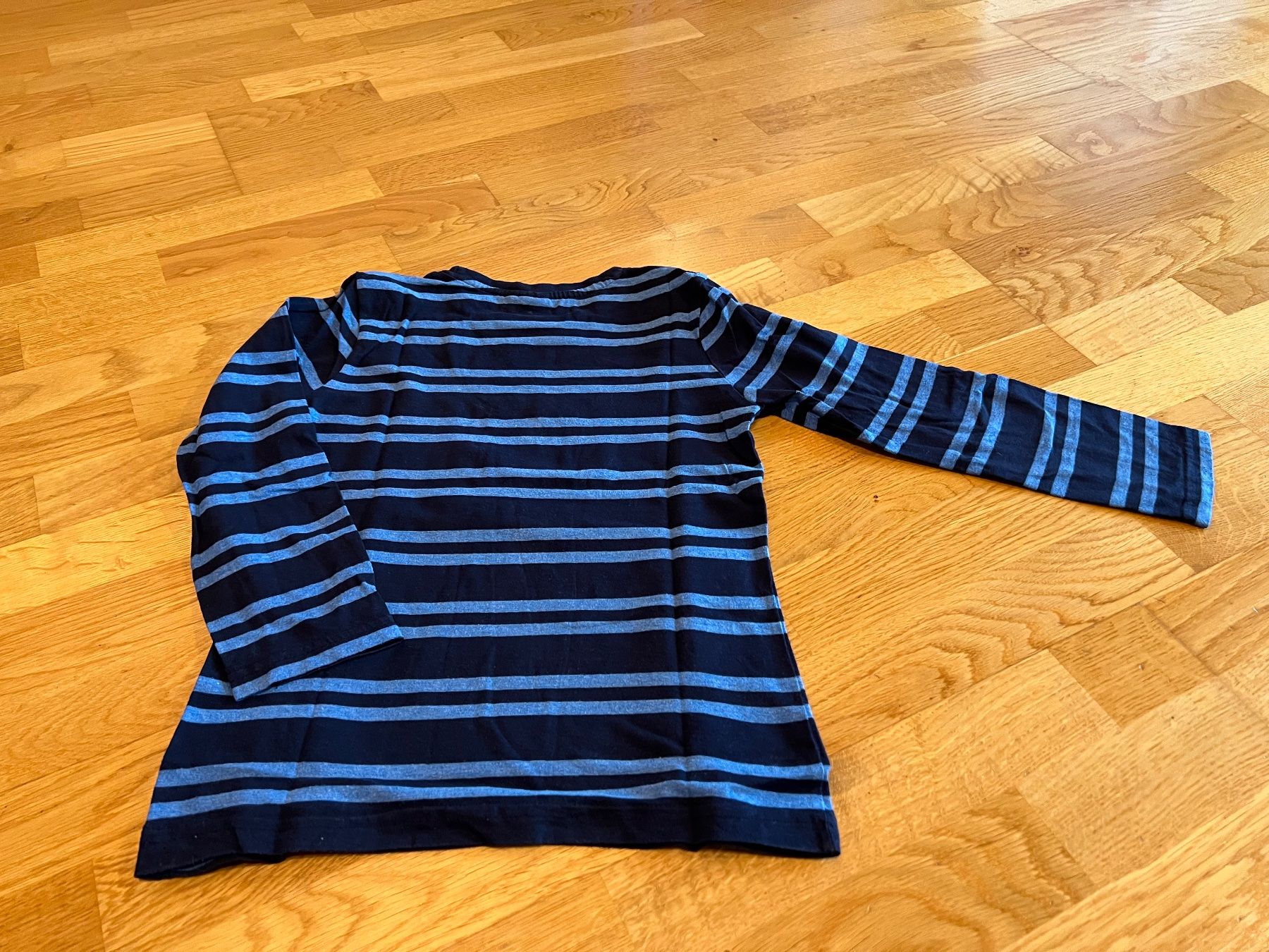 Pullover & Sweatshirts: Sweatshirt Gr. 128, neuwertig – Gebraucht aus Wallisellen von Kaktus8304 1