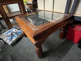 Alter Indischer Beistelltisch mit Glasdeckel 1970