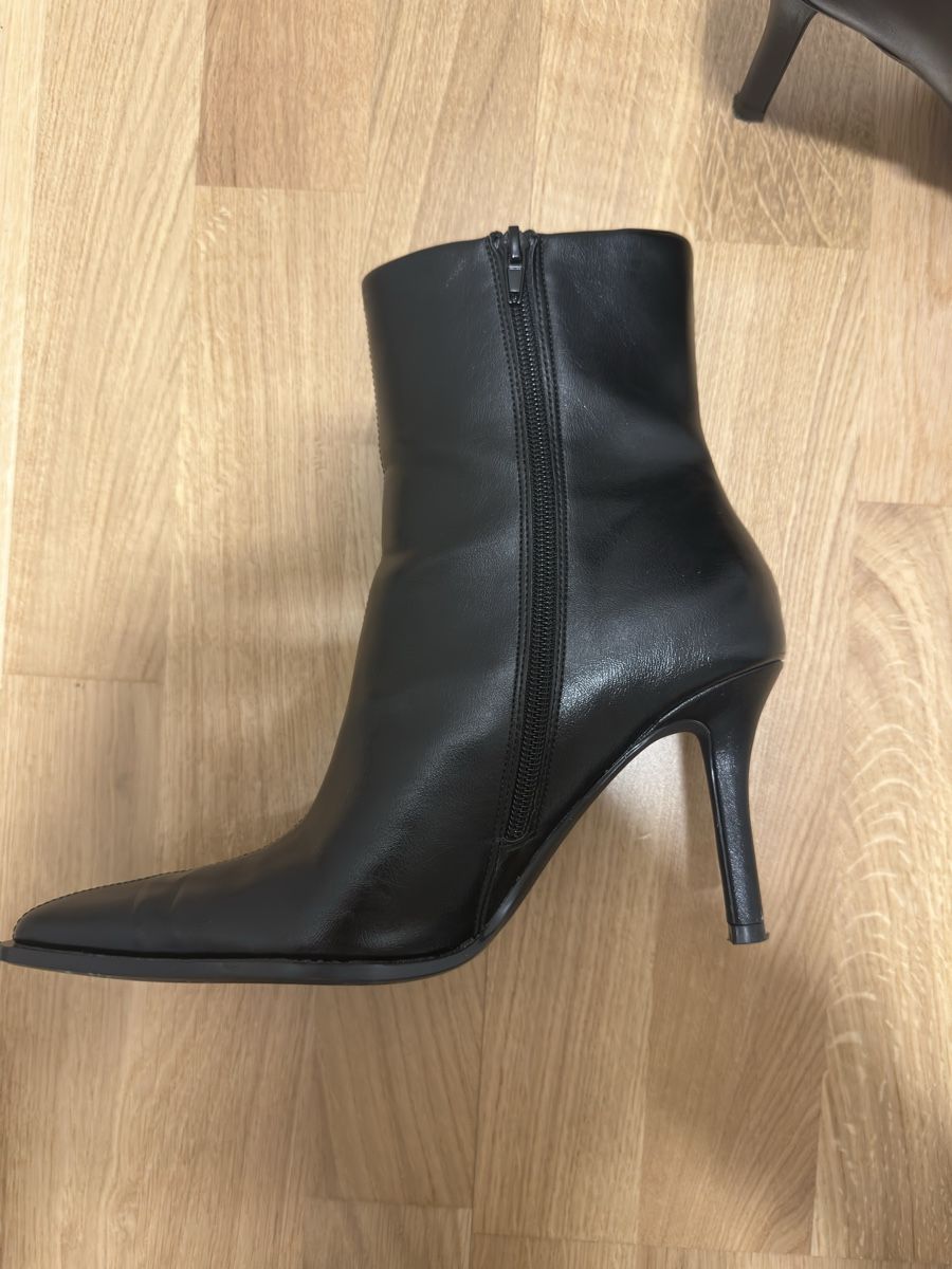 Pull&Bear Scarpe da donna: Pull&Bear High Heel Stifelette Schwarz – Usato da Wetzikon ZH venduto da Buesi_00 1