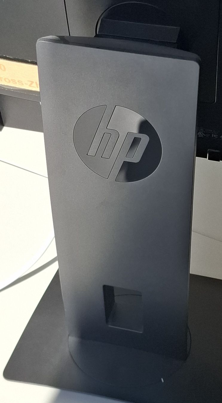 Monitor: Monitor Standfuss HP schwarz inkl. Bildschirmtischchen – Usato da Niederglatt ZH venduto da adr_vc9s